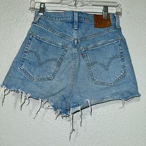 Women jeans shorts. Brand is Levi’s. Size 27. They are Ribcage short.